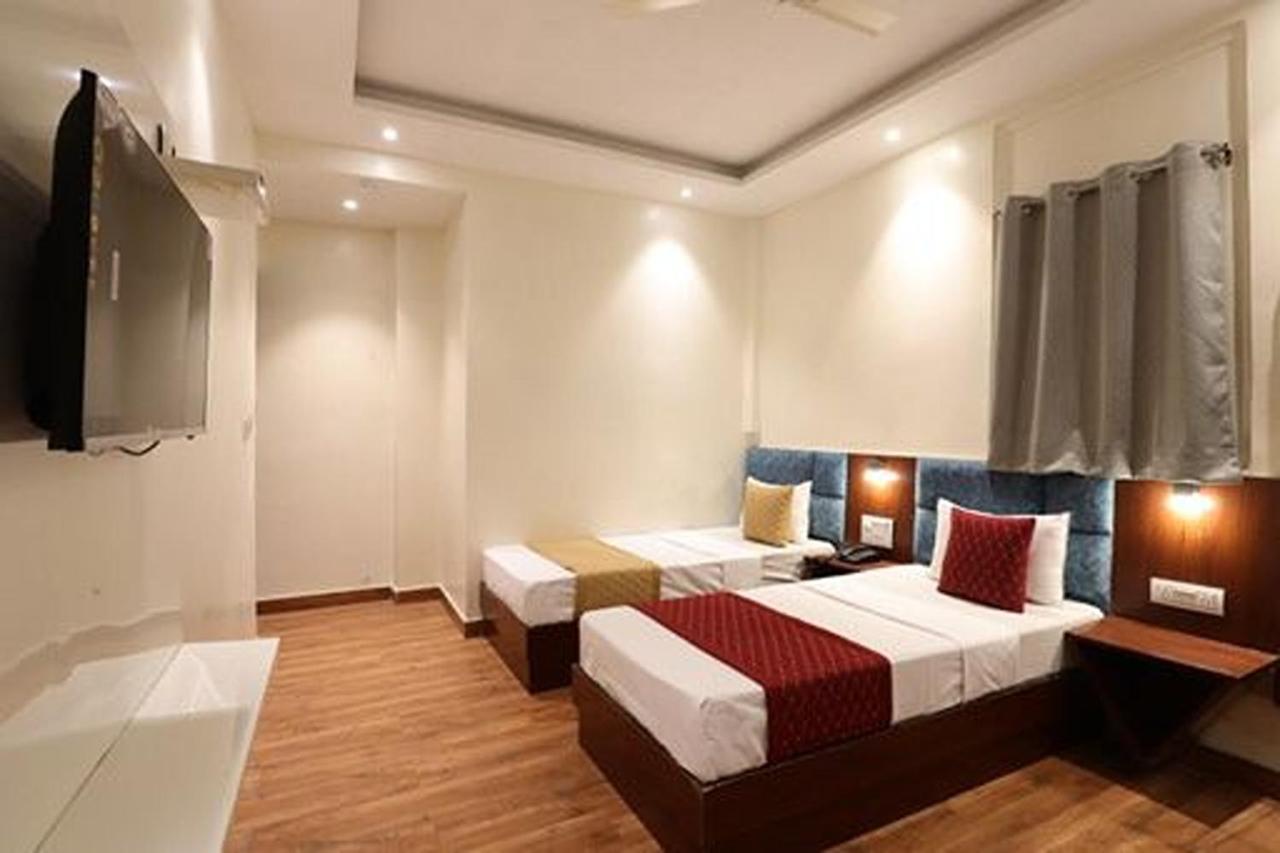 Amrit Hotel Yeni Delhi Dış mekan fotoğraf