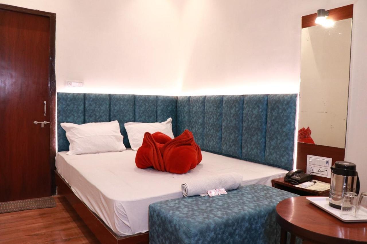 Amrit Hotel Yeni Delhi Dış mekan fotoğraf