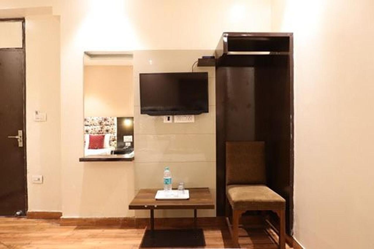 Amrit Hotel Yeni Delhi Dış mekan fotoğraf