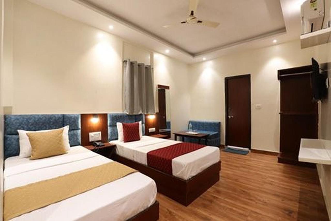Amrit Hotel Yeni Delhi Dış mekan fotoğraf