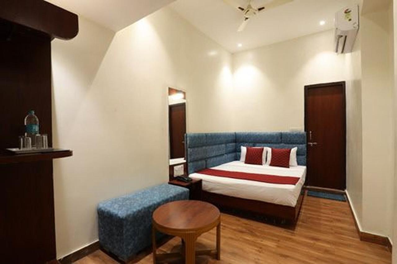 Amrit Hotel Yeni Delhi Dış mekan fotoğraf
