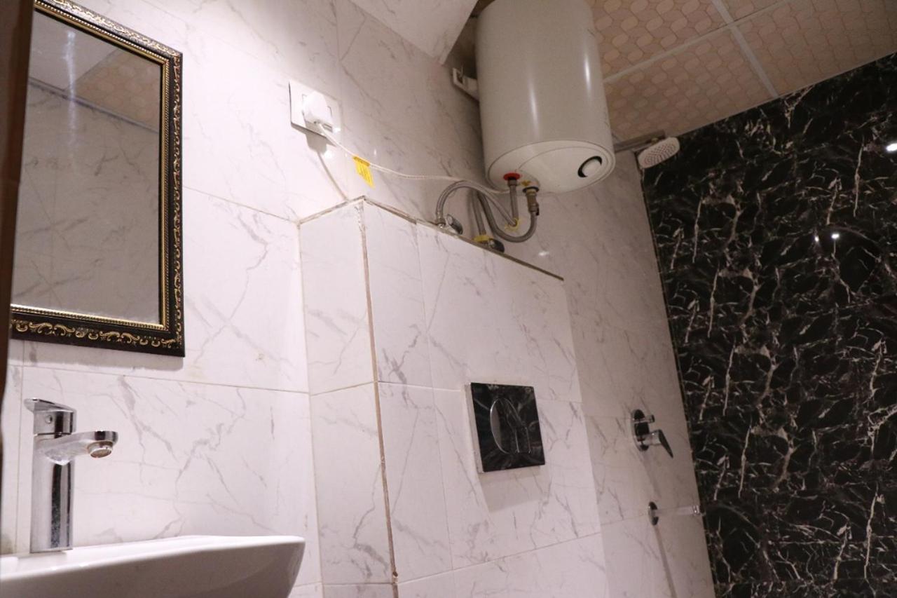 Amrit Hotel Yeni Delhi Dış mekan fotoğraf