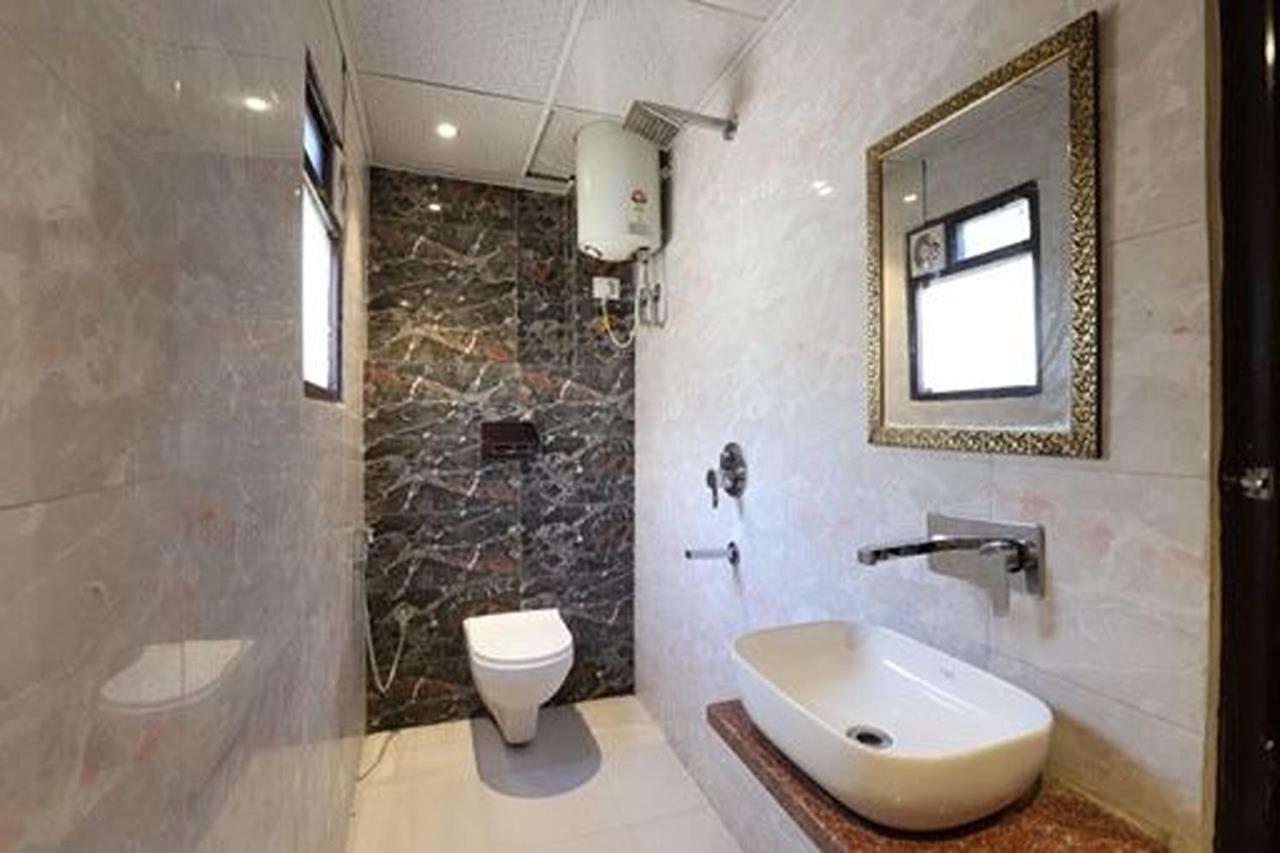 Amrit Hotel Yeni Delhi Dış mekan fotoğraf